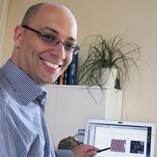 „Kleine Mikroschwimmer haben es gar nicht so leicht sich fortzubewegen – in der Gruppe geht dies besser.“ Dr. Sebastian Heidenreich, Physikalisch Technische Bundesanstalt, Berlin „Kleine Mikroschwimmer haben es gar nicht so leicht sich fortzubewegen – in der Gruppe geht dies besser.“ Dr. Sebastian Heidenreich, Physikalisch Technische Bundesanstalt, Berlin