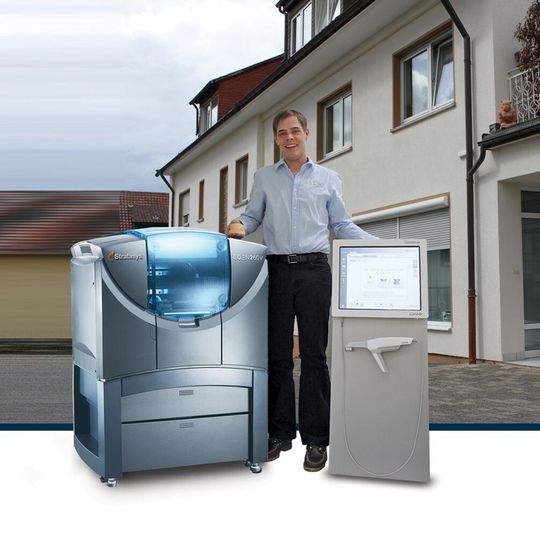 Markus Dohrn mit seinem Objet-3D-Drucker Eden260V von Stratasys.