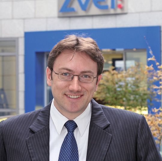 Andreas Bätzel, ZVEI: „Forschungs- und Innovationsleistungen der Hersteller müssen zeitnah und kostengünstig in den Produktlebenszyklus von Geräten integriert werden.“ Andreas Bätzel, ZVEI: „Forschungs- und Innovationsleistungen der Hersteller müssen zeitnah und kostengünstig in den Produktlebenszyklus von Geräten integriert werden.“