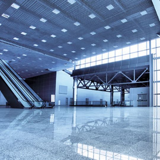Herausfordernd: Eine Halle mit LEDs zu beleuchten ist noch recht selten. Voraussetzung ist ein Lichtstrom mit mehreren tausend Lumen. Einzelne LEDs kommen schnell an ihre Grenze. Herausfordernd: Eine Halle mit LEDs zu beleuchten ist noch recht selten. Voraussetzung ist ein Lichtstrom mit mehreren tausend Lumen. Einzelne LEDs kommen schnell an ihre Grenze.