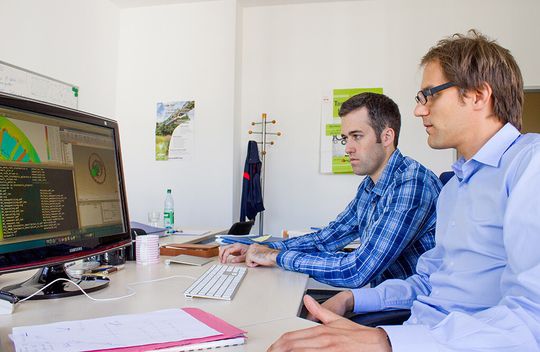 Mit dem Forschungsprojekt Simurom wollen Ulrich Römer und Prof. Sebastian Schöps (re.) das Auslegen von Maschinen zuverlässiger machen und den Wirkungsgrad der Geräte weiter erhöhen. Mit dem Forschungsprojekt Simurom wollen Ulrich Römer und Prof. Sebastian Schöps (re.) das Auslegen von Maschinen zuverlässiger machen und den Wirkungsgrad der Geräte weiter erhöhen.