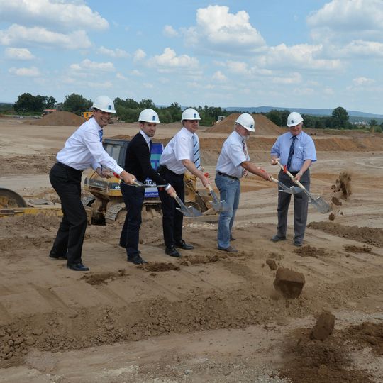 Spatenstich: In Pettstadt investiert Maschinenhändler Stürmer vorläufig rund 10 Mio. Euro in ein neues Logistikzentrum. Spatenstich: In Pettstadt investiert Maschinenhändler Stürmer vorläufig rund 10 Mio. Euro in ein neues Logistikzentrum.