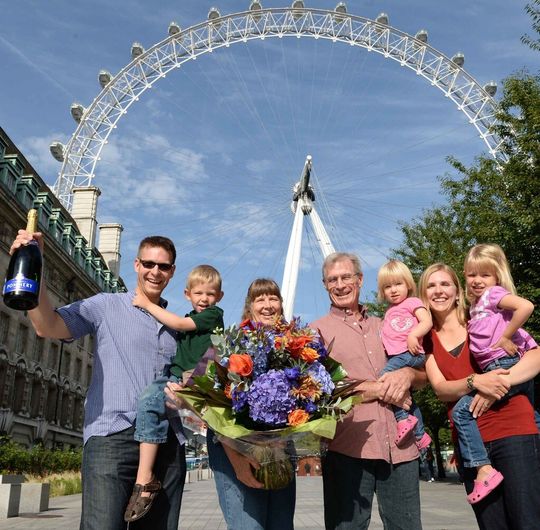 Das EDF Energy London Eye hieß den 50millionsten Besucher willkommen: die Familie Anderson Family, die mit Champagner auf das Ereignis anstieß. Das EDF Energy London Eye hieß den 50millionsten Besucher willkommen: die Familie Anderson Family, die mit Champagner auf das Ereignis anstieß.