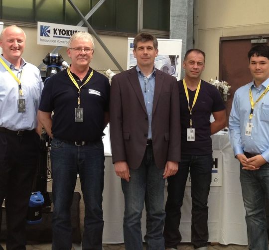 Das Team der neuen Kyokutoh-Niederlassung in Unna: Johannes Schmidt, Manfred Manke, Ralf Rennebaum, Sebastian Jeziorowski (v.l.) mit Vertriebsleiter Johannes Okubo (r.) Das Team der neuen Kyokutoh-Niederlassung in Unna: Johannes Schmidt, Manfred Manke, Ralf Rennebaum, Sebastian Jeziorowski (v.l.) mit Vertriebsleiter Johannes Okubo (r.)