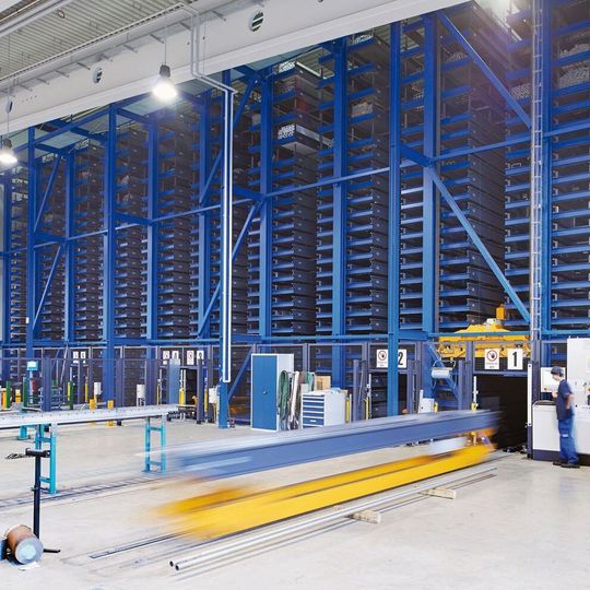 Bild 1: Das neue Brückenlager in Silobauweise bei Sturm wurde außerhalb der Produktionshalle errichtet und mit Wand- und Deckenverkleidung ausgestattet. Bild 1: Das neue Brückenlager in Silobauweise bei Sturm wurde außerhalb der Produktionshalle errichtet und mit Wand- und Deckenverkleidung ausgestattet.