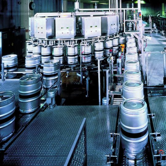 Automatisierte Prozesse auch in der Fassabfüllung. Über 1000 Steuerungen und Schaltschränke sind gegenwärtig auf dem ganzen Betriebsgelände installiert. Automatisierte Prozesse auch in der Fassabfüllung. Über 1000 Steuerungen und Schaltschränke sind gegenwärtig auf dem ganzen Betriebsgelände installiert.