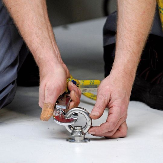 Bild 1: Mit einem Klick sicher anschlagen. Die Anschlagpunkte des ABS-Lock-T-Systems werden in wenigen Minuten mit zwei Klemmen am Stahlträger verschraubt – und können ebenso leicht auch wieder abmontiert werden.