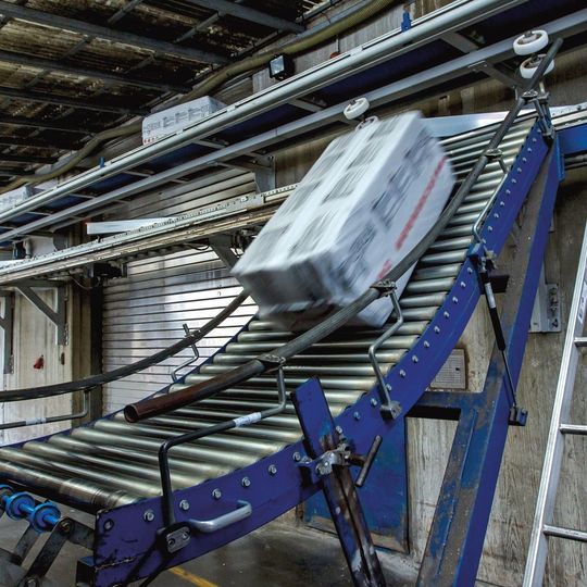 Die Produkte werden über zwei übereinanderliegenden Abwurfstrecken transportiert. Gliedkettenförderer sorgen für den schonenden Transport. Die Produkte werden über zwei übereinanderliegenden Abwurfstrecken transportiert. Gliedkettenförderer sorgen für den schonenden Transport.