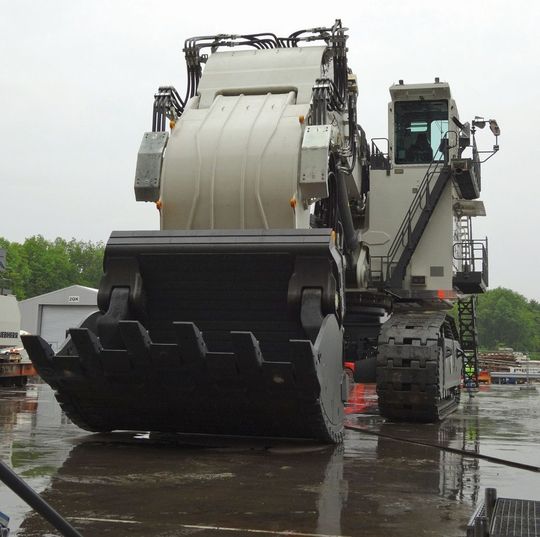 Bild 1: Die Auslieferung der Bagger ist ein logistischer Kraftakt. Vor allem beim Zusammenbau vertrauen die Logistiker auf eine klare Etikettierung. Bild 1: Die Auslieferung der Bagger ist ein logistischer Kraftakt. Vor allem beim Zusammenbau vertrauen die Logistiker auf eine klare Etikettierung.