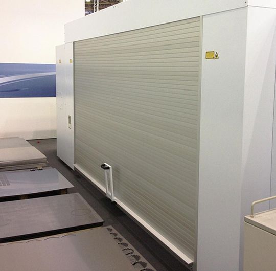 Ein Rolltür-Anwendungsbeispiel (Breite 4500 mm) an einer Lasermaschine.