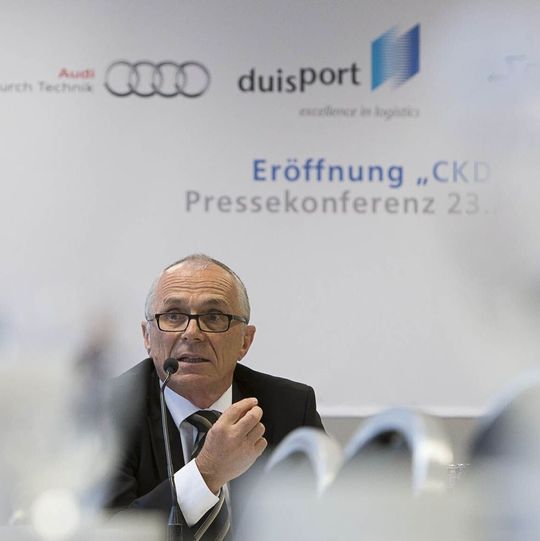 Audi-Markenlogistiker Dr. Michael Hauf freut sich über die stimmigen Rahmenbedingungen am CKD-Standort im Duisburger Hafen. Audi-Markenlogistiker Dr. Michael Hauf freut sich über die stimmigen Rahmenbedingungen am CKD-Standort im Duisburger Hafen.