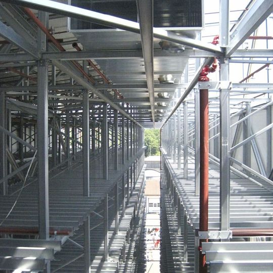 Die Inbetriebnahme des neuen sechsgassigen Hochregallagers ist für Ende 2013 geplant. Die Inbetriebnahme des neuen sechsgassigen Hochregallagers ist für Ende 2013 geplant.