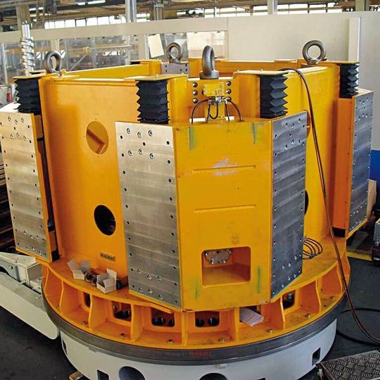 Mit dem Schwerlast-Hubdrehtisch könnten radial angeordnete Vorrichtungen positioniert und davon taktunabhängig mit einer Hubachse um 150 mm geliftet werden.