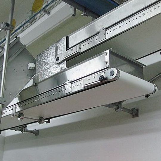 Für Förderbänder in einer Produktionsanlage von Wurstsnacks verbaute Geppert-Band seine patentierte Cleantec-Schnellreinigungsklappe an Standard-Förderbändern . Für Förderbänder in einer Produktionsanlage von Wurstsnacks verbaute Geppert-Band seine patentierte Cleantec-Schnellreinigungsklappe an Standard-Förderbändern .