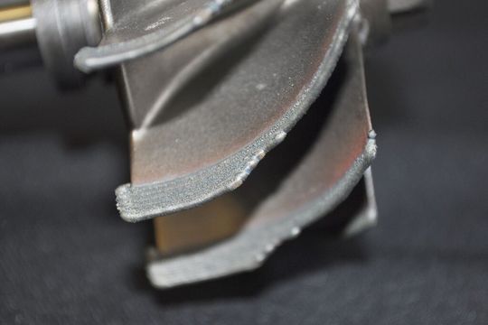Aufgetragenes Material am reparierten Werkstück Aufgetragenes Material am reparierten Werkstück