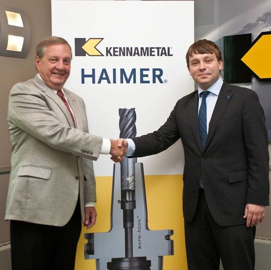 John Tucker (l.) und Andreas Haimer besigeln die Lizenzvereinbarung beider Unternehmen mit einem Handschlag. John Tucker (l.) und Andreas Haimer besigeln die Lizenzvereinbarung beider Unternehmen mit einem Handschlag.