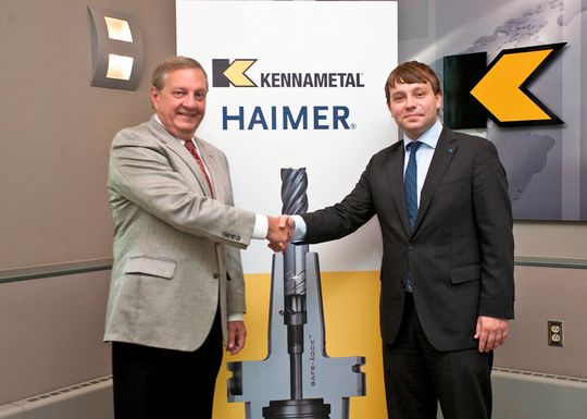 John Tucker (l.) und Andreas Haimer besigeln die Lizenzvereinbarung beider Unternehmen mit einem Handschlag. John Tucker (l.) und Andreas Haimer besigeln die Lizenzvereinbarung beider Unternehmen mit einem Handschlag.
