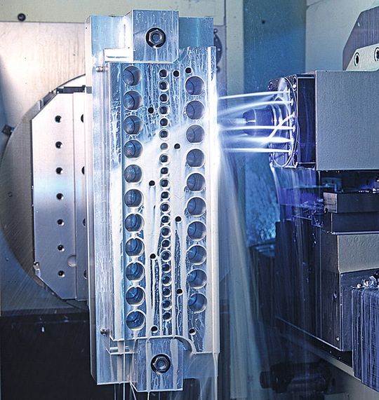 Bild 1: Mit hoher Fertigungtiefe wettbewerbsfähig produzieren – dafür setzt ein Lohnfertiger eine durchgängige CAD/CAM-Softwarelösung ein. Bild 1: Mit hoher Fertigungtiefe wettbewerbsfähig produzieren – dafür setzt ein Lohnfertiger eine durchgängige CAD/CAM-Softwarelösung ein.