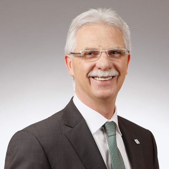 Gerhard Schmidt, CEO von Bilfinger Industrial Technologies: „Wir registrieren ein wachsendes Interesse an unserer Fernwärmespeicher-Expertise, denn die Betreiber moderner Kraftwerke stehen vor der Herausforderung, den Strom aus erneuerbarer Energien zu nutzen.“