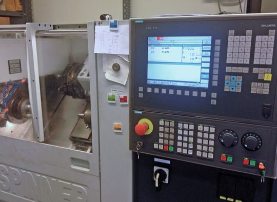 Erfolgreiches Retrofit: Die Spinner SB-CNC ist heute mit der Sinumerik 840D ausgestattet und damit wieder auf dem neuesten Stand der Technik. Erfolgreiches Retrofit: Die Spinner SB-CNC ist heute mit der Sinumerik 840D ausgestattet und damit wieder auf dem neuesten Stand der Technik.