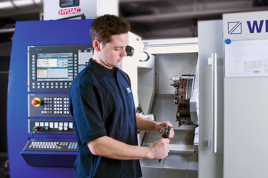Zwei- bis sechsmonatige Lehrgänge: An der DZ40 werden bei Karl Storz vor allem Feinwerk- und Zerspanungsmechaniker geschult. Zwei- bis sechsmonatige Lehrgänge: An der DZ40 werden bei Karl Storz vor allem Feinwerk- und Zerspanungsmechaniker geschult.