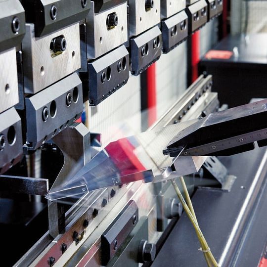 Rohde & Schwarz betreibt unter anderem in Teisnach eine bedeutende Blechfertigung. Die produzierten Teile werden nach der Bearbeitung in einer Reinigungs- und Entgratanlage gesäubert. Rohde & Schwarz betreibt unter anderem in Teisnach eine bedeutende Blechfertigung. Die produzierten Teile werden nach der Bearbeitung in einer Reinigungs- und Entgratanlage gesäubert.