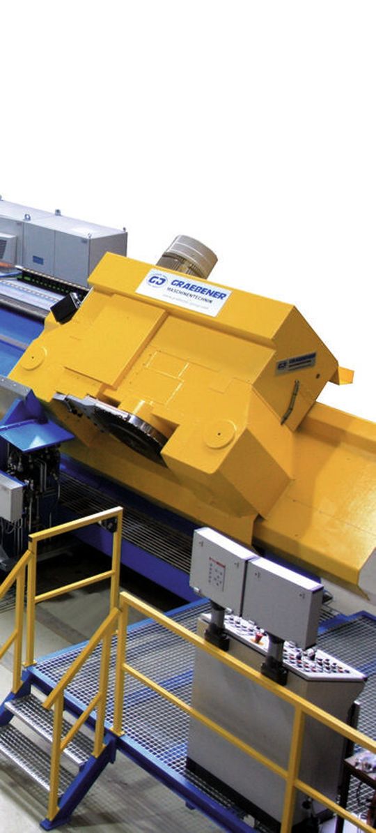 Nahtfräsmaschinen sind bei vielen Grobblechverarbeitern zum Standard geworden, weil sie im Vergleich zum Kohlestabfugen einige Vorteile bieten. Im Bild: Längsnahtfräsmaschine als Überflurausführung. Nahtfräsmaschinen sind bei vielen Grobblechverarbeitern zum Standard geworden, weil sie im Vergleich zum Kohlestabfugen einige Vorteile bieten. Im Bild: Längsnahtfräsmaschine als Überflurausführung.