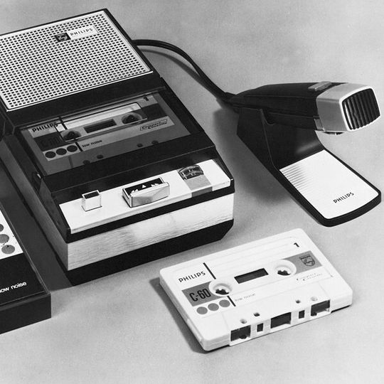 In 50 Jahren erlebte die Compact Cassette eine beachtliche Evolution: Der muffig klingende Monoton wurde bald durch Stereo ersetzt. In 50 Jahren erlebte die Compact Cassette eine beachtliche Evolution: Der muffig klingende Monoton wurde bald durch Stereo ersetzt.