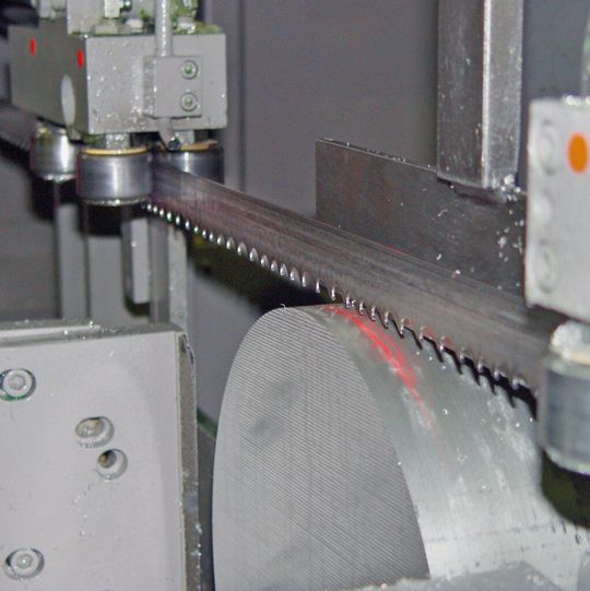 Bild 1: Ein Linienlaser bildet den Schnittpunkt auf dem Materials ab und erleichtert so das Positionieren des Material im Sägebereich. Bild 1: Ein Linienlaser bildet den Schnittpunkt auf dem Materials ab und erleichtert so das Positionieren des Material im Sägebereich.
