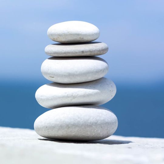 Es kommt auf eine gesunde Führung an - im doppelten Sinne: Zum einen nehmen die Führungskräfte eine zentrale Rolle bei der Förderung der psychischen Gesundheit ihrer Mitarbeiter ein. Zum anderen müssen sie ein Vorbild sein. Nur dann sind auch die Beschäftigen mit großer Wahrscheinlichkeit gesund.