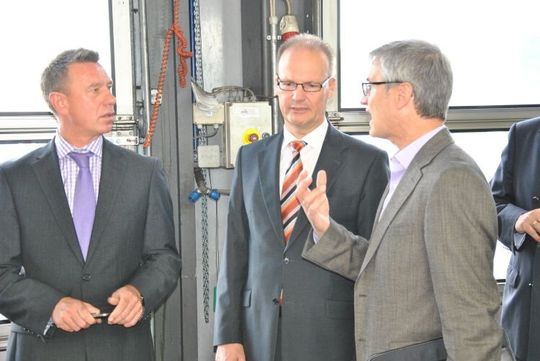 Prozesse präzise hinterfragt: Norbert Schell vom Sponsor Fuchs (re.) im Gespräch mit dem Direktor Joachim Schlereth (li.) und Serviceleiter Klaus Langner (mi.) von der Niederlassung Mainfranken.