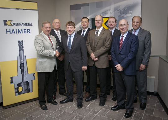 Kennametal und Haimer, weltweit führender Hersteller im Bereich der Werkzeugspanntechnik, haben eine Lizenzvereinbarung unterzeichnet, die der Haimer GmbH die Rechte zum globalen Vertrieb der bahnbrechenden Kennametal KM4X Spindelschnittstelle gewährt. Von links nach rechts: John R. Tucker, Vice President und President Industrial Business Segment bei Kennametal Inc.; Mike Ramsey, Vice President, Global MTI Sales bei Kennametal Inc.; Andreas Haimer, Prokurist und Mitglied der Geschäftsleitung bei Haimer GmbH; Oliver Sax, Direktor Produkt Management und Mitglied der Geschäftsleitung Vertrieb bei Haimer GmbH; Peter Dragich, Vice President Integrated Supply Chain und Logistik bei Kennametal Inc.; Brendt Holden, Geschäftsführer Haimer USA; Doug Ewald, Director, Global Product Management, Tooling Systems bei Kennametal Inc.; John H. Jacko, Jr., Vice President und Chief Marketing Officer bei Kennametal Inc. Kennametal und Haimer, weltweit führender Hersteller im Bereich der Werkzeugspanntechnik, haben eine Lizenzvereinbarung unterzeichnet, die der Haimer GmbH die Rechte zum globalen Vertrieb der bahnbrechenden Kennametal KM4X Spindelschnittstelle gewährt. Von links nach rechts: John R. Tucker, Vice President und President Industrial Business Segment bei Kennametal Inc.; Mike Ramsey, Vice President, Global MTI Sales bei Kennametal Inc.; Andreas Haimer, Prokurist und Mitglied der Geschäftsleitung bei Haimer GmbH; Oliver Sax, Direktor Produkt Management und Mitglied der Geschäftsleitung Vertrieb bei Haimer GmbH; Peter Dragich, Vice President Integrated Supply Chain und Logistik bei Kennametal Inc.; Brendt Holden, Geschäftsführer Haimer USA; Doug Ewald, Director, Global Product Management, Tooling Systems bei Kennametal Inc.; John H. Jacko, Jr., Vice President und Chief Marketing Officer bei Kennametal Inc.