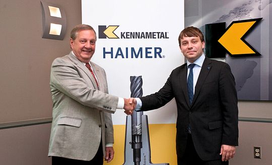 John Tucker from Kennametal (l.) and Andreas Haimer shake hands after agreeing to sell Kennametal´s KM4X spindle connection through the global network of toolholder supplier Haimer. John Tucker from Kennametal (l.) and Andreas Haimer shake hands after agreeing to sell Kennametal´s KM4X spindle connection through the global network of toolholder supplier Haimer.