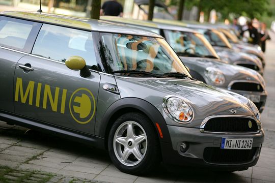 BMW Group und Vattenfall starten neues Forschungsprojekt zur Zweitverwendung von Hochvoltspeichern aus Elektrofahrzeugen.