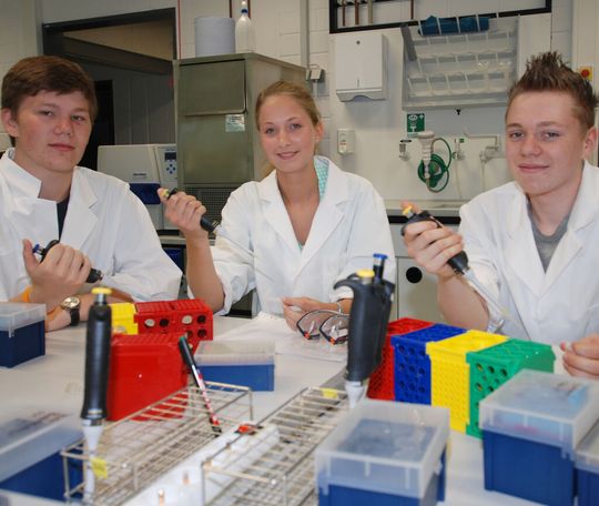 Die Schüler Sören Schubert, Christina Keuter und Tim Dieckhöner (v.l.n.r.) beim Pipettieren anlässlich der Schülerakademie. Die Schüler Sören Schubert, Christina Keuter und Tim Dieckhöner (v.l.n.r.) beim Pipettieren anlässlich der Schülerakademie.