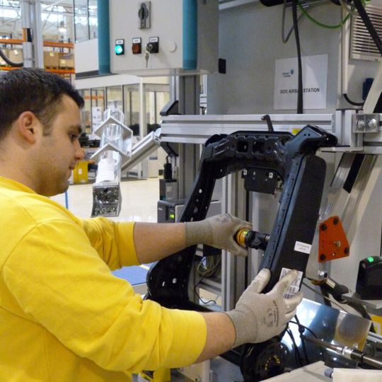 Johnson Controls hat in China einen anerkannten Partner gefunden. In einem gemeinsamen Werk will man Funktionstextilien für Fahrzeugsitze und Innenraumkomponenten produzieren. Johnson Controls hat in China einen anerkannten Partner gefunden. In einem gemeinsamen Werk will man Funktionstextilien für Fahrzeugsitze und Innenraumkomponenten produzieren.