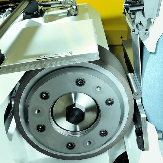 Die patentierte automatische Verstellung der Auflageschiene sorgt bei der Jupiter-Baureihe für hohe Zerspanleistungen. Die patentierte automatische Verstellung der Auflageschiene sorgt bei der Jupiter-Baureihe für hohe Zerspanleistungen.