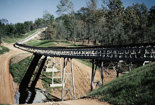 Bulk materials can be transported quickly and efficiently from the excavation point to their destination, even over impassable terrain. Bulk materials can be transported quickly and efficiently from the excavation point to their destination, even over impassable terrain.