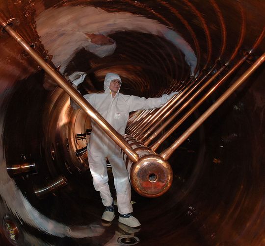 Blick in den 120 Meter langen Linearbeschleuniger von GSI, mit dem Calcium-Ionen zur Erzeugung von Element 115 beschleunigt wurden. Blick in den 120 Meter langen Linearbeschleuniger von GSI, mit dem Calcium-Ionen zur Erzeugung von Element 115 beschleunigt wurden.