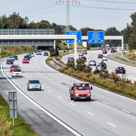 Fahrtkosten zwischen mehreren Betriebsstätten des Arbeitgebers können über die Kilometerpauschale von 30 Cent pro gefahrenen Kilometer oder den tatsächlichen Fahrtkosten steuerlich geltend gemacht werden.