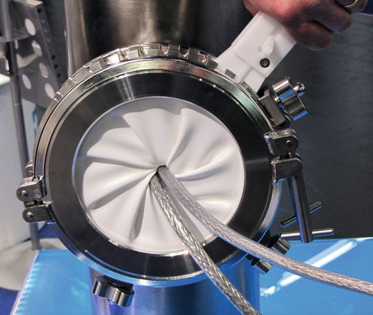 Der Irismanschettenverschluss hat sich als vielseitiges Dosierinstrument für trockene Feststoffe bewährt.