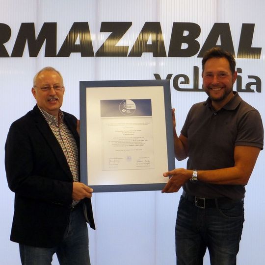Dr. Ulrich Micke und Frank Falkenberg von Ormazabal mit dem AMS Zertifikat. Dr. Ulrich Micke und Frank Falkenberg von Ormazabal mit dem AMS Zertifikat.