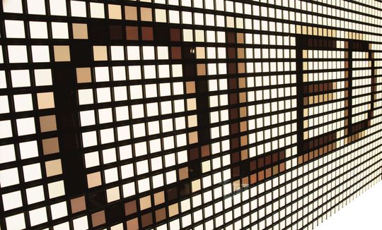 OLEDs in der Beleuchtung: Eine organische Leuchtdiode besteht aus organischen Halbleiterschichten. Sie sind dünn und ihr Licht ist gleichmäßig flächig. OLEDs in der Beleuchtung: Eine organische Leuchtdiode besteht aus organischen Halbleiterschichten. Sie sind dünn und ihr Licht ist gleichmäßig flächig.