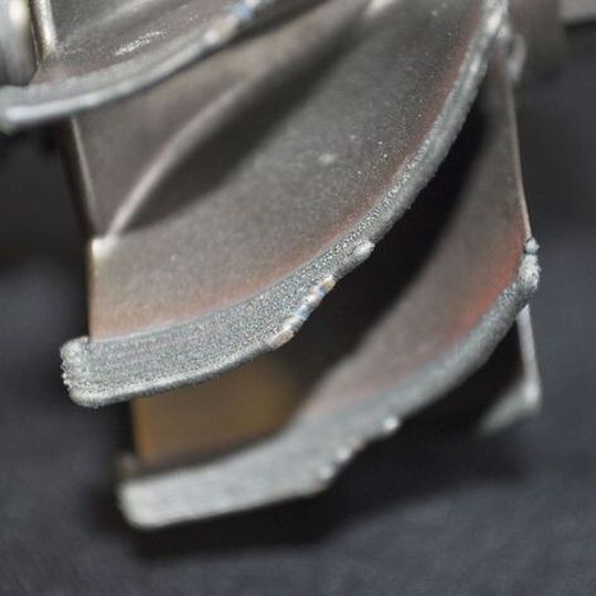 Aufgetragenes Material am reparierten Werkstück