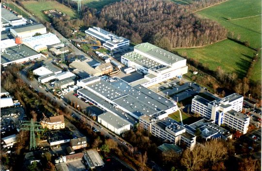 Astra Zeneca beschäftigt rund 170 Mitarbeiter im Bereich Operations, der die Verpackung, Lagerung und Distribution umfasst. Wedel ist der Sitz von Marketing und Vertrieb. Astra Zeneca beschäftigt rund 170 Mitarbeiter im Bereich Operations, der die Verpackung, Lagerung und Distribution umfasst. Wedel ist der Sitz von Marketing und Vertrieb.