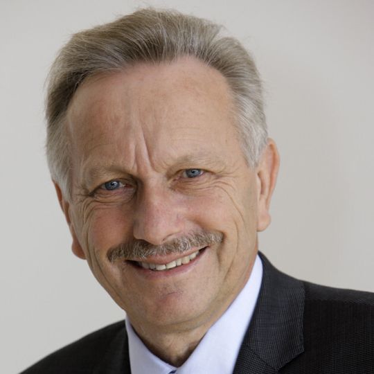 Geht in den Ruhestand: Dr. Joachim Schmidt, Leiter Vertrieb und Marketing Mercedes-Benz Cars. Geht in den Ruhestand: Dr. Joachim Schmidt, Leiter Vertrieb und Marketing Mercedes-Benz Cars.