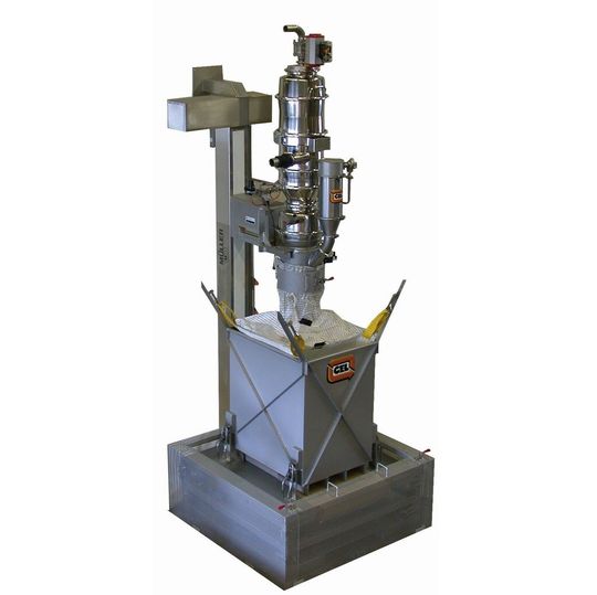 Mithilfe eines Vakuums wird das Schüttgut aus einem Reaktor über das Fördergerät in den Big-Bag befördert.