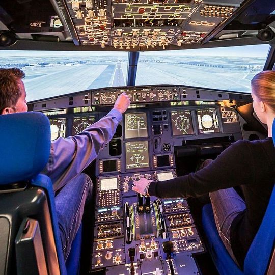 Das Cockpit eines modernen Verkehrsflugzeugs (hier der DLR-Simulator in Braunschweig) – wie sicher sind die Flight-Management-Systeme gegen das Einschleusen bösartiger Software? Es gibt Lösungen, die sicherstellen, dass nur die Software auf den Rechnern läuft, die auch dort hingehört. Das Cockpit eines modernen Verkehrsflugzeugs (hier der DLR-Simulator in Braunschweig) – wie sicher sind die Flight-Management-Systeme gegen das Einschleusen bösartiger Software? Es gibt Lösungen, die sicherstellen, dass nur die Software auf den Rechnern läuft, die auch dort hingehört.