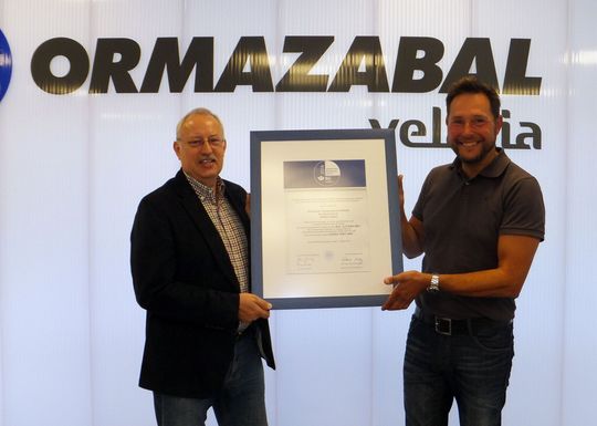 Dr. Ulrich Micke und Frank Falkenberg von Ormazabal mit dem AMS Zertifikat.
