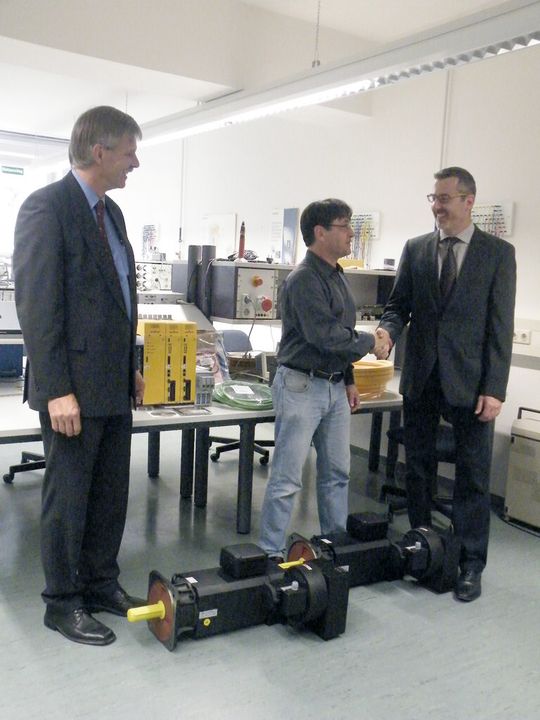 Ralf Dietrich, Geschäftsführer bei Baumüller, und Heinrich März, Entwicklungsleiter, überreichten Prof. Sztefka, Fakultät für Elektrotechnik Feinwerktechnik Informationstechnik an der TH Nürnberg, Komponenten der aktuellsten Baureihen.